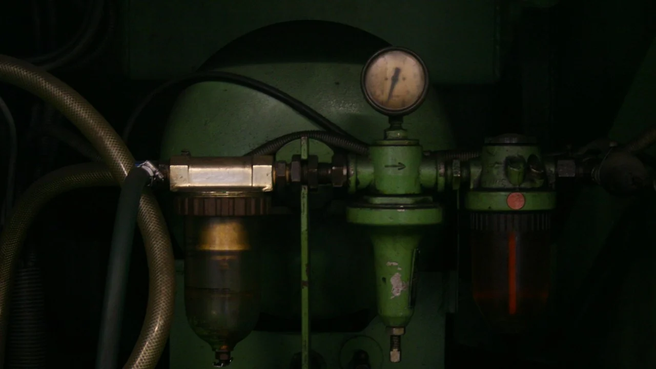 Drukmeter en filters als onderdelen van een industriële installatie