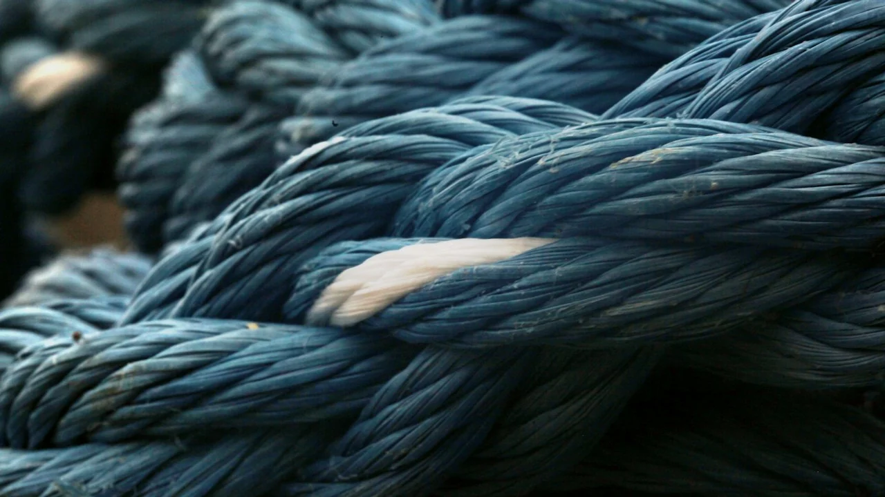 Detail van gevlochten blauwe en witte touwen
