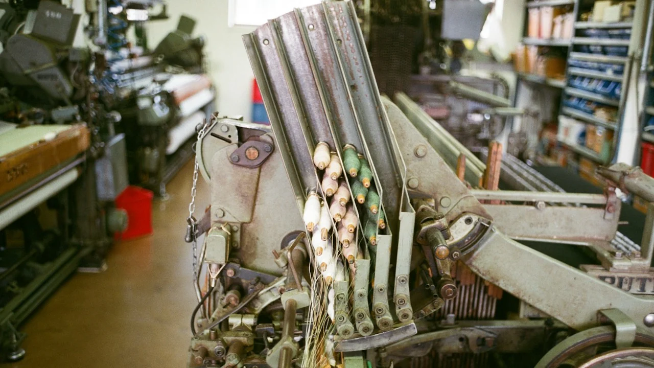 Spoelen en draden van een industriële weefmachine