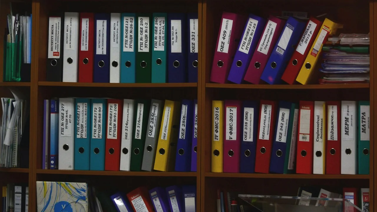 Geordende dossiermappen met documenten in een kast