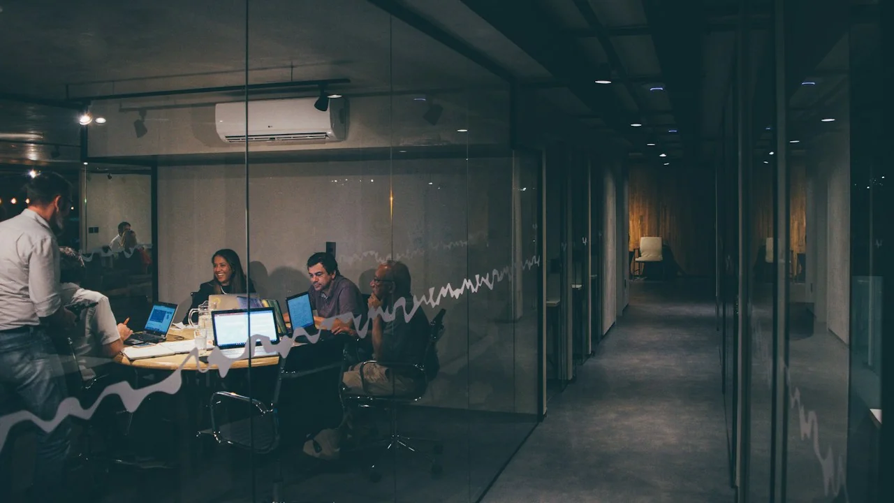 Collega’s bespreken samen werk rond een tafel