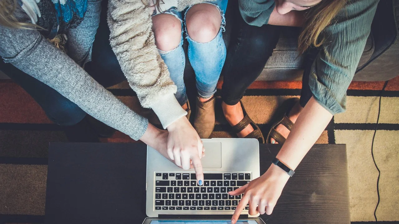 Mensen wijzen op informatie op een laptop tijdens overleg