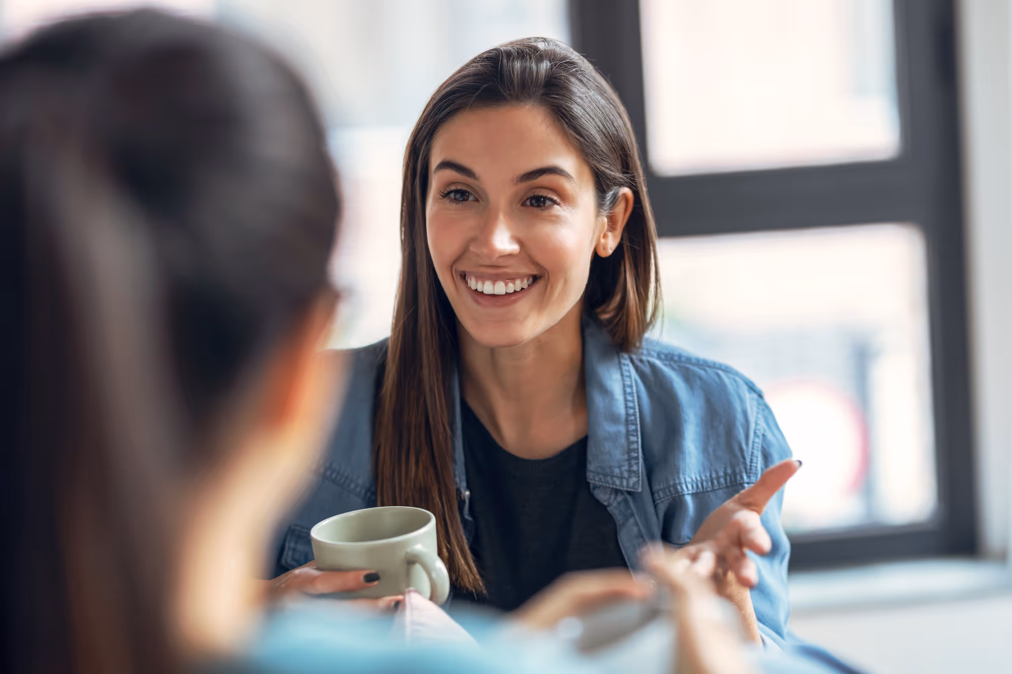 Kunden werben Kunden, zwei Frauen unterhalten sich