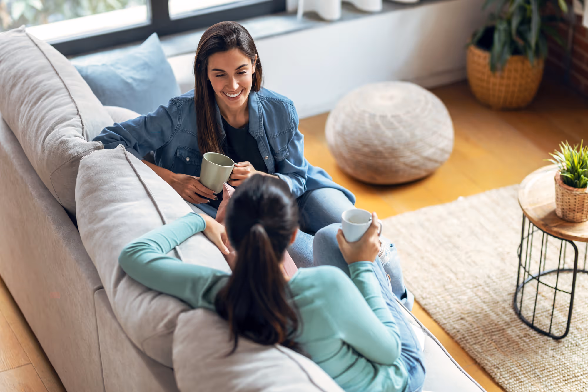 Kunden werben Kunden, zwei Frauen unterhalten sich auf dem Sofa