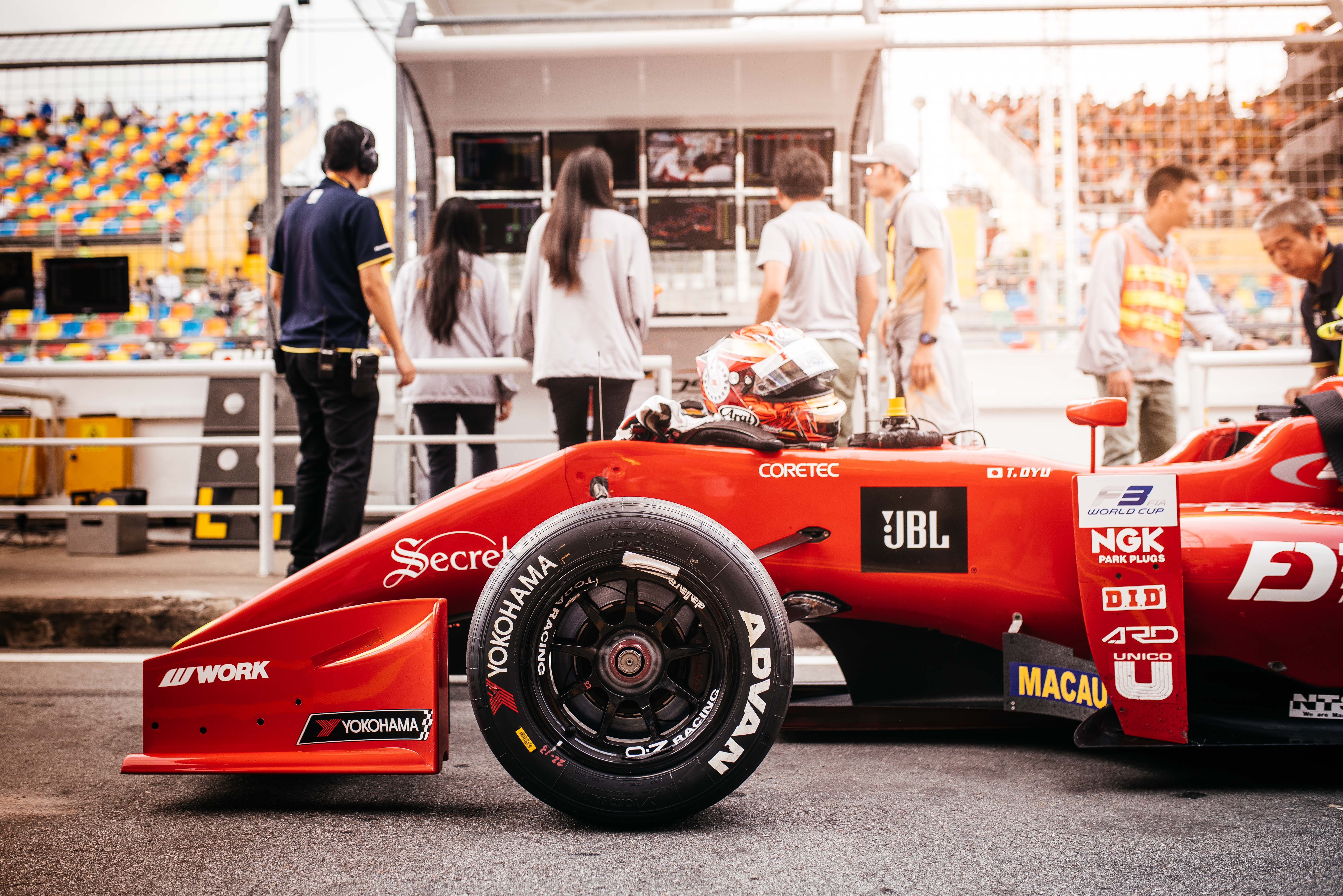 Picture of a F1 car with sponsors logos