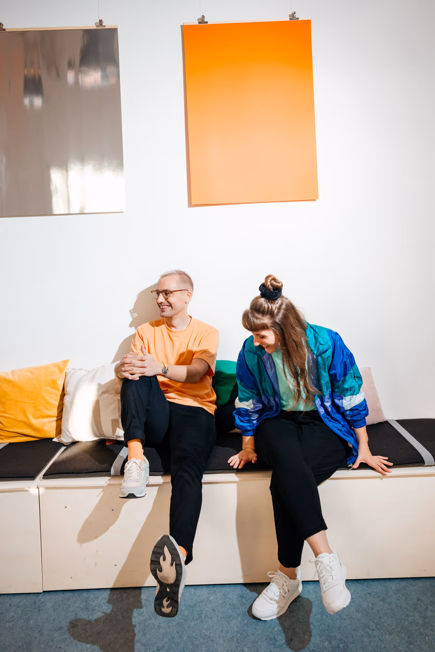 Das Team von Brink gemeinsam lachend im Atelier.