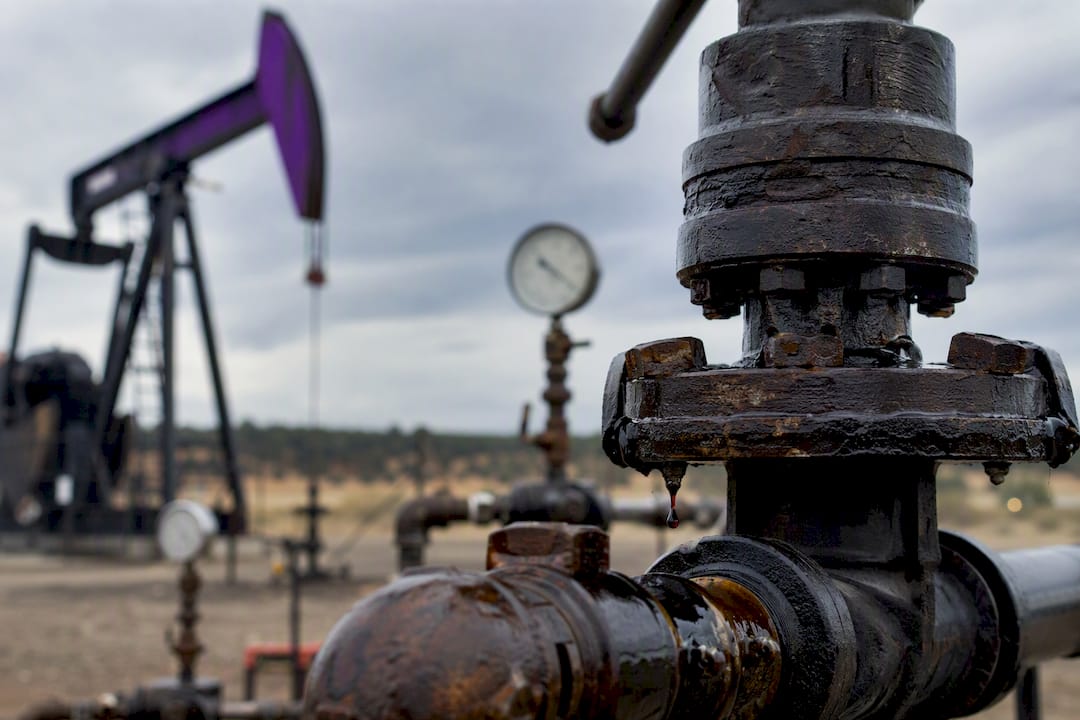 Oil wellhead pipes with early production flow