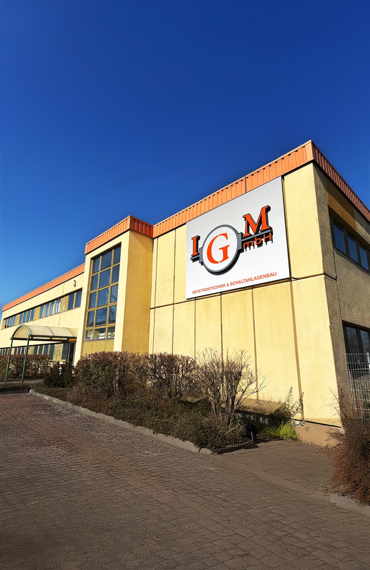 Firmengebäude der IGM GmbH für Notstromtechnik und Schaltanlagenbau bei sonnigem Wetter.
