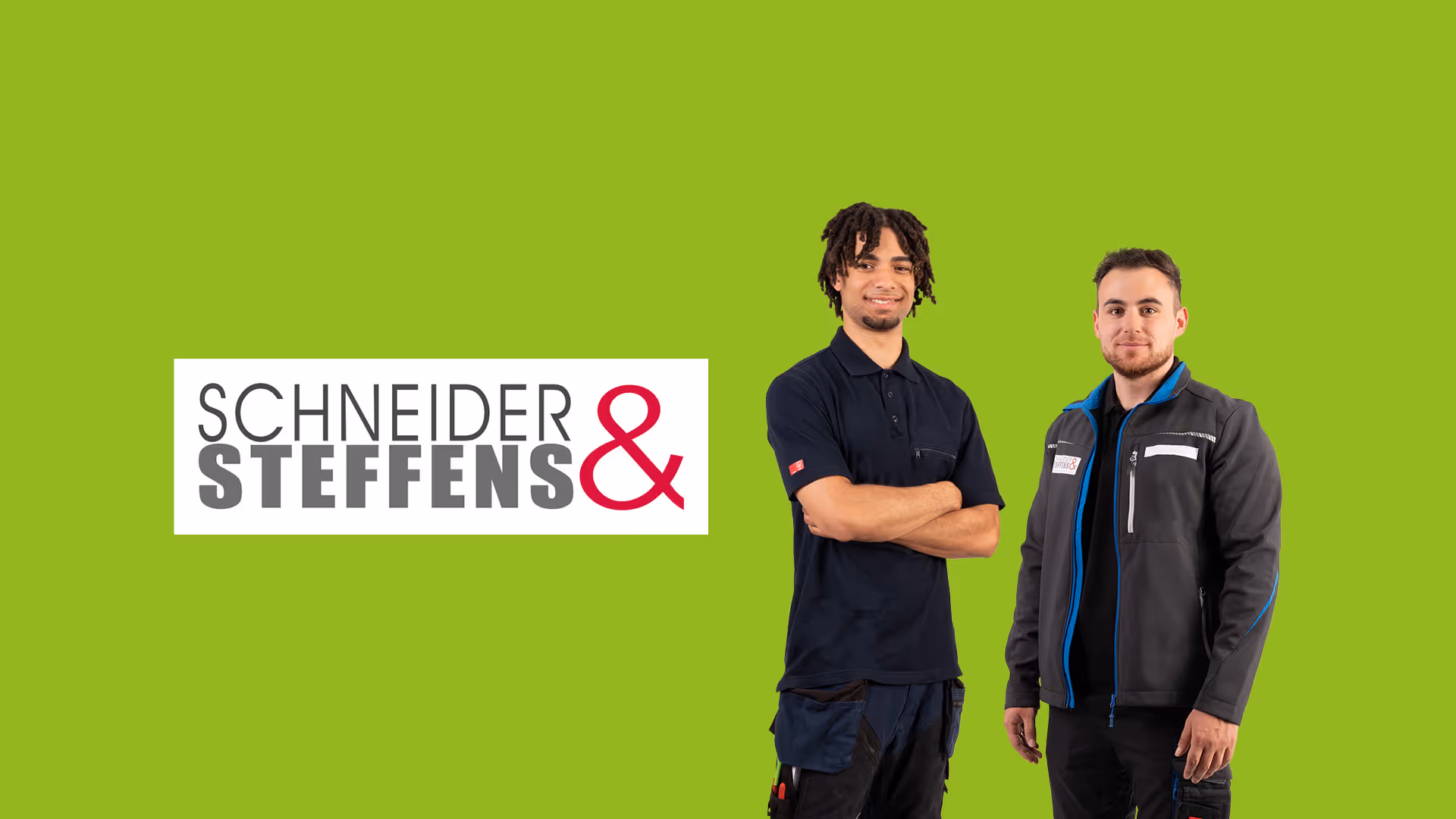 Zwei Schneider & Steffens Handwerker vor grünem Background mit Logo.