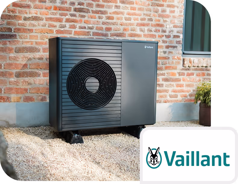 Vaillant arotherm Plus Wärmepumpe vor Backsteinhaus.