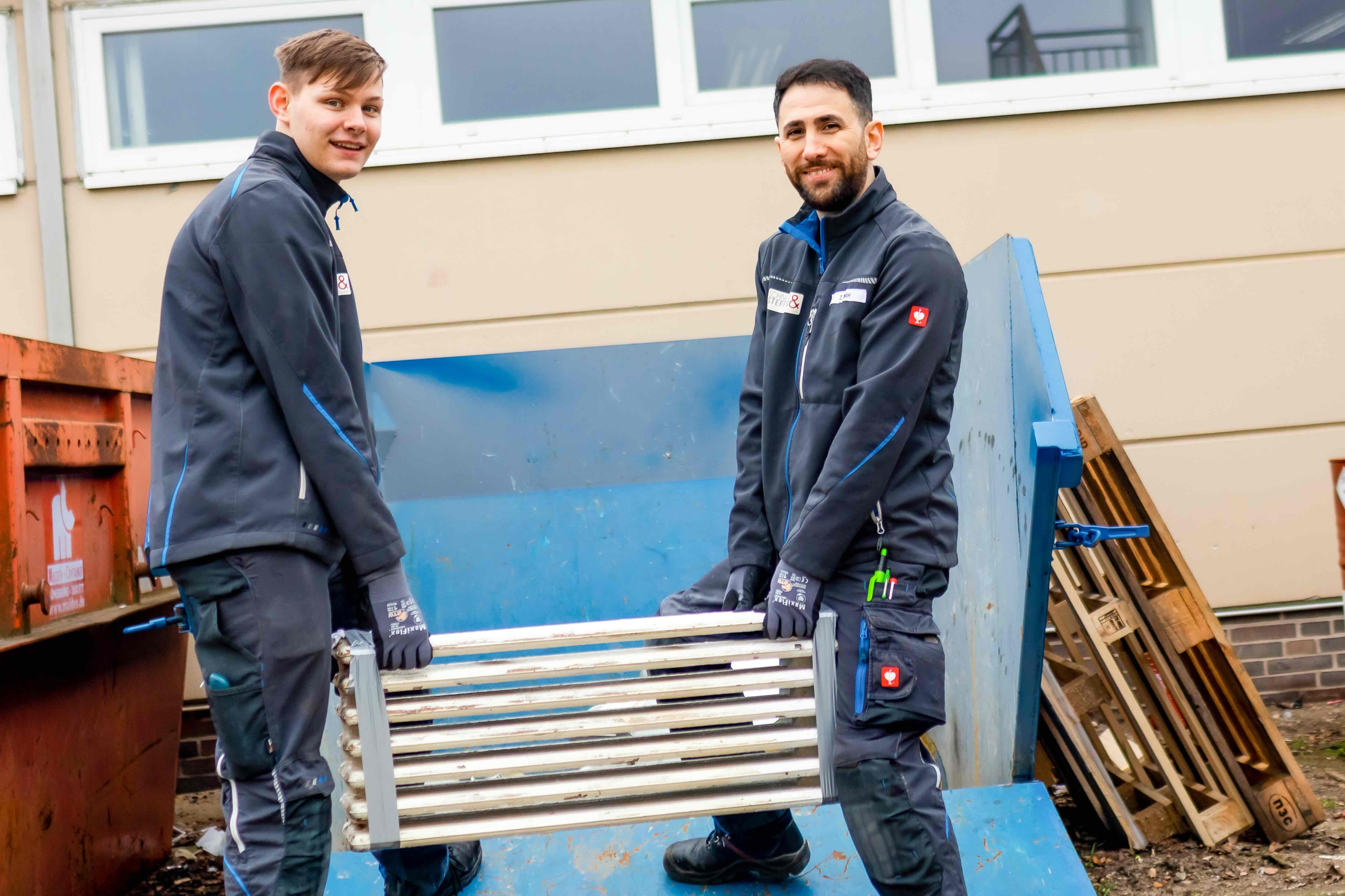 ünf Mitarbeitende des Handwerks stehen vor einem Servicefahrzeug.