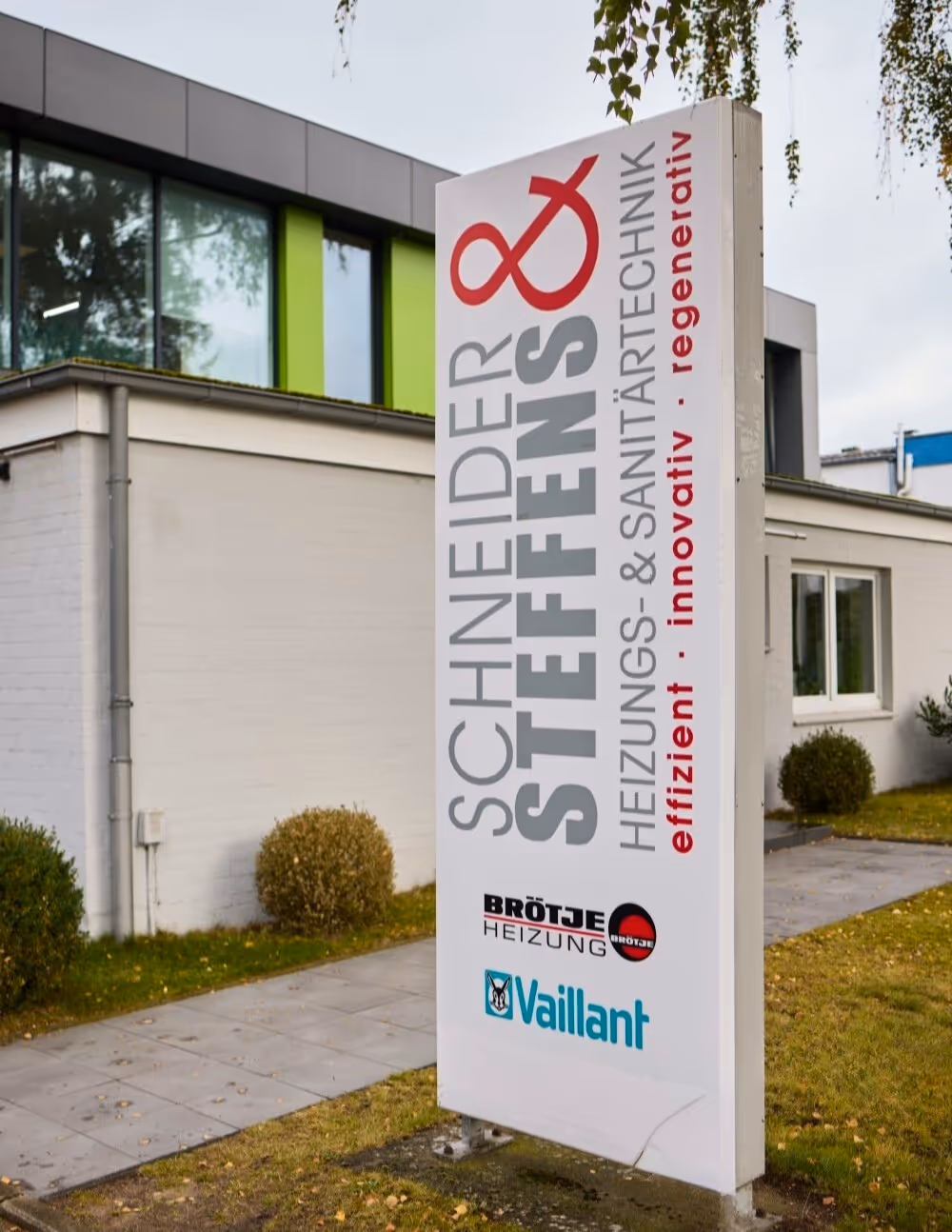 Firmenaufsteller von Schneider & Steffens vor Firmengebäude in Lüneburg