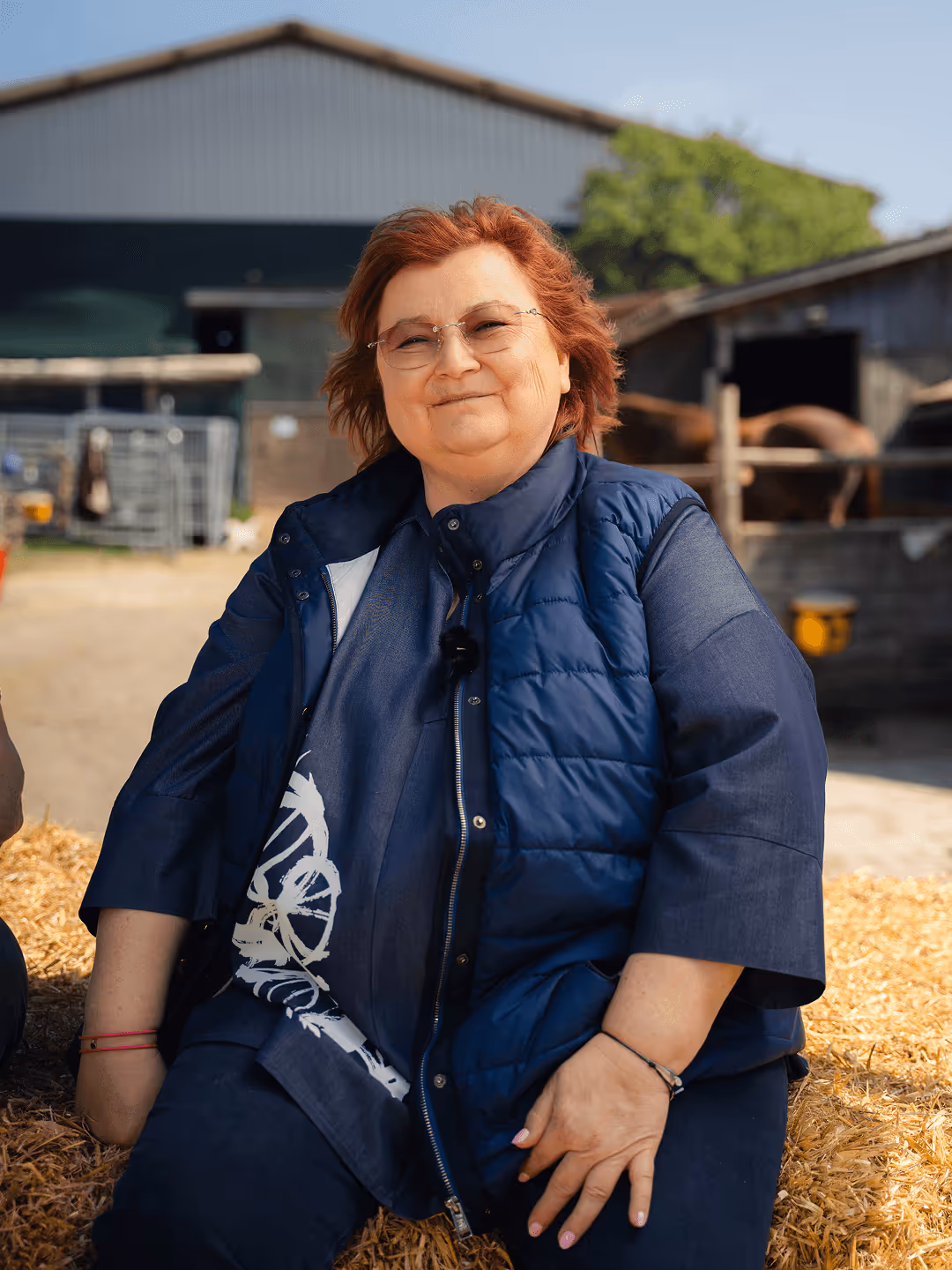 Trainerin im blauen Outfit mit Pferd – kompetent, erfahren, nahbar