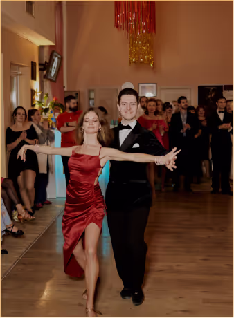 Tańcząca para w studiu tańca