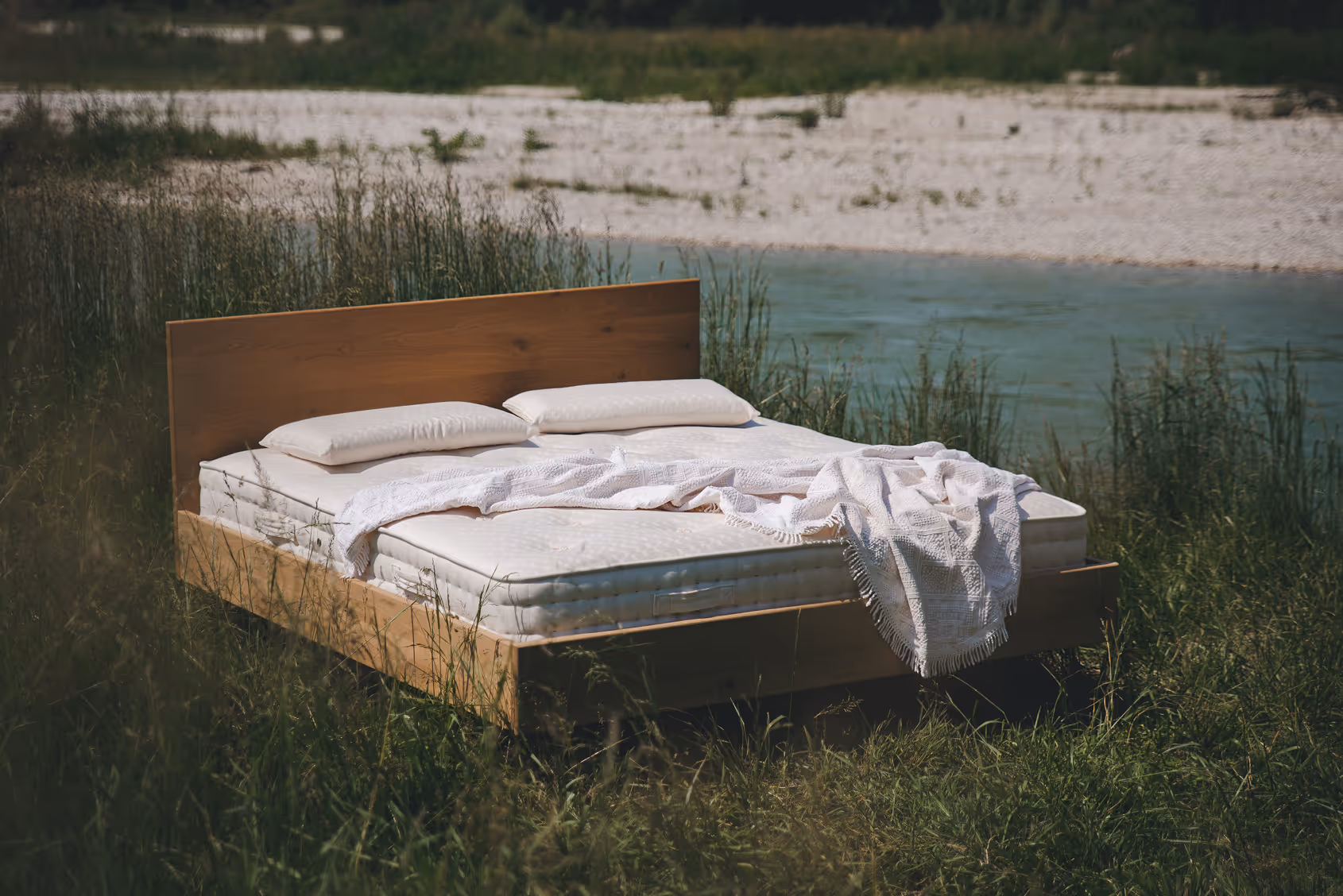 Letto Materia in esterna, in mezzo all'erba, in riva ad un fiume