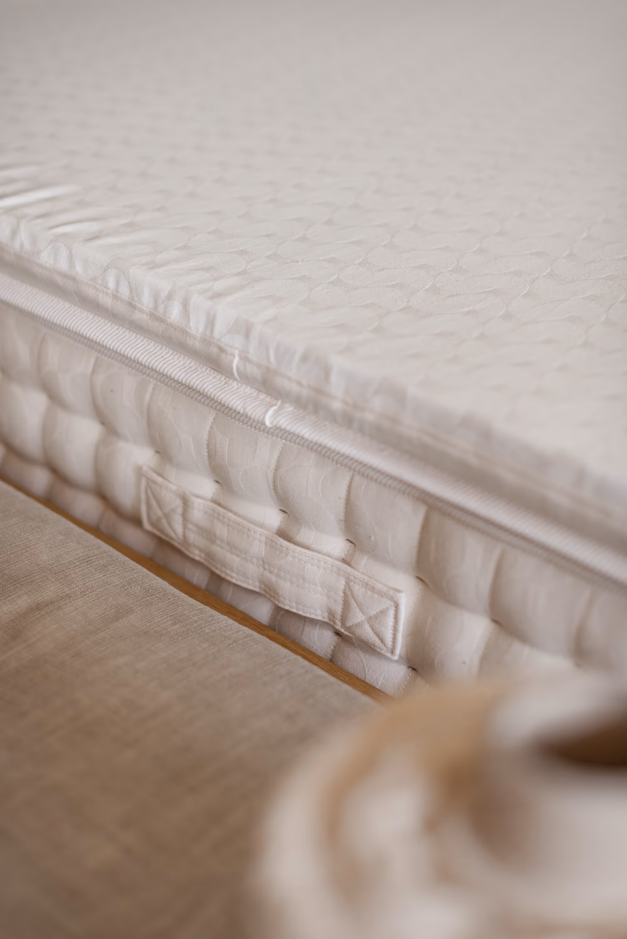 Dettaglio del materasso Materia con il topper sopra