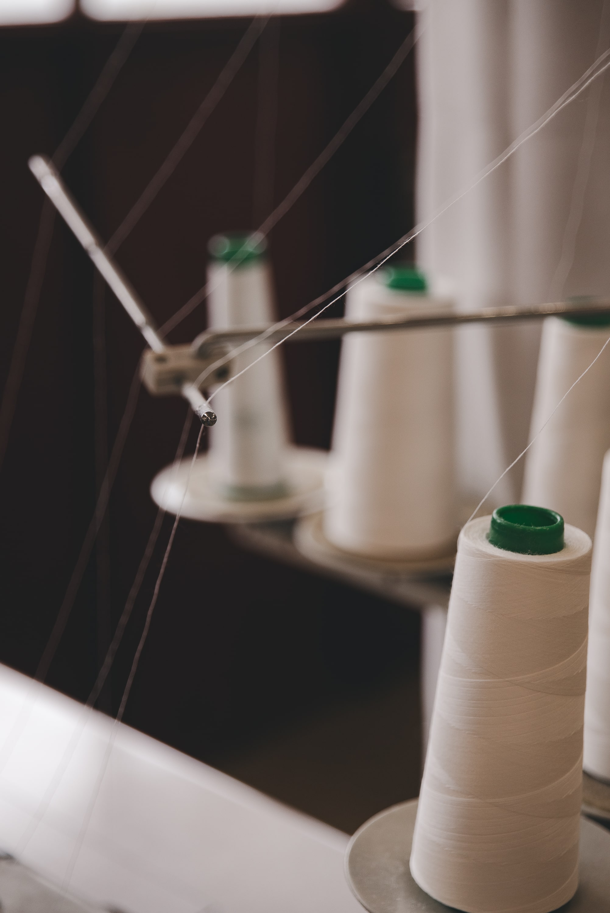 Cucitura di un materasso con macchina da cucire industriale, mani al lavoro.