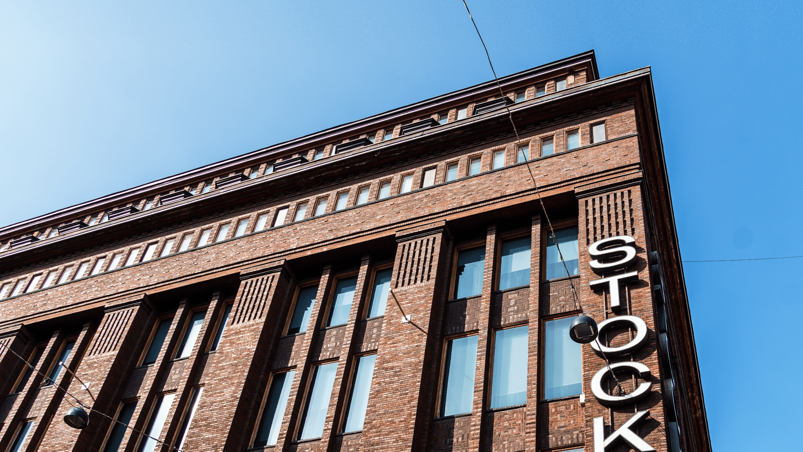 Stockmannin Helsingin tavaratalo kuvattua ulkona alhaalta ylöspäin