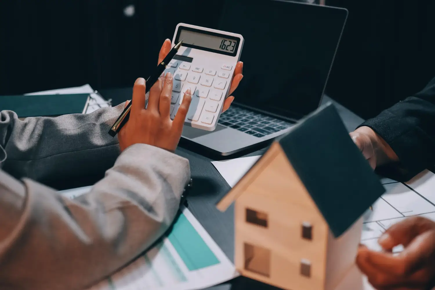 real estate agent explain signing agreement