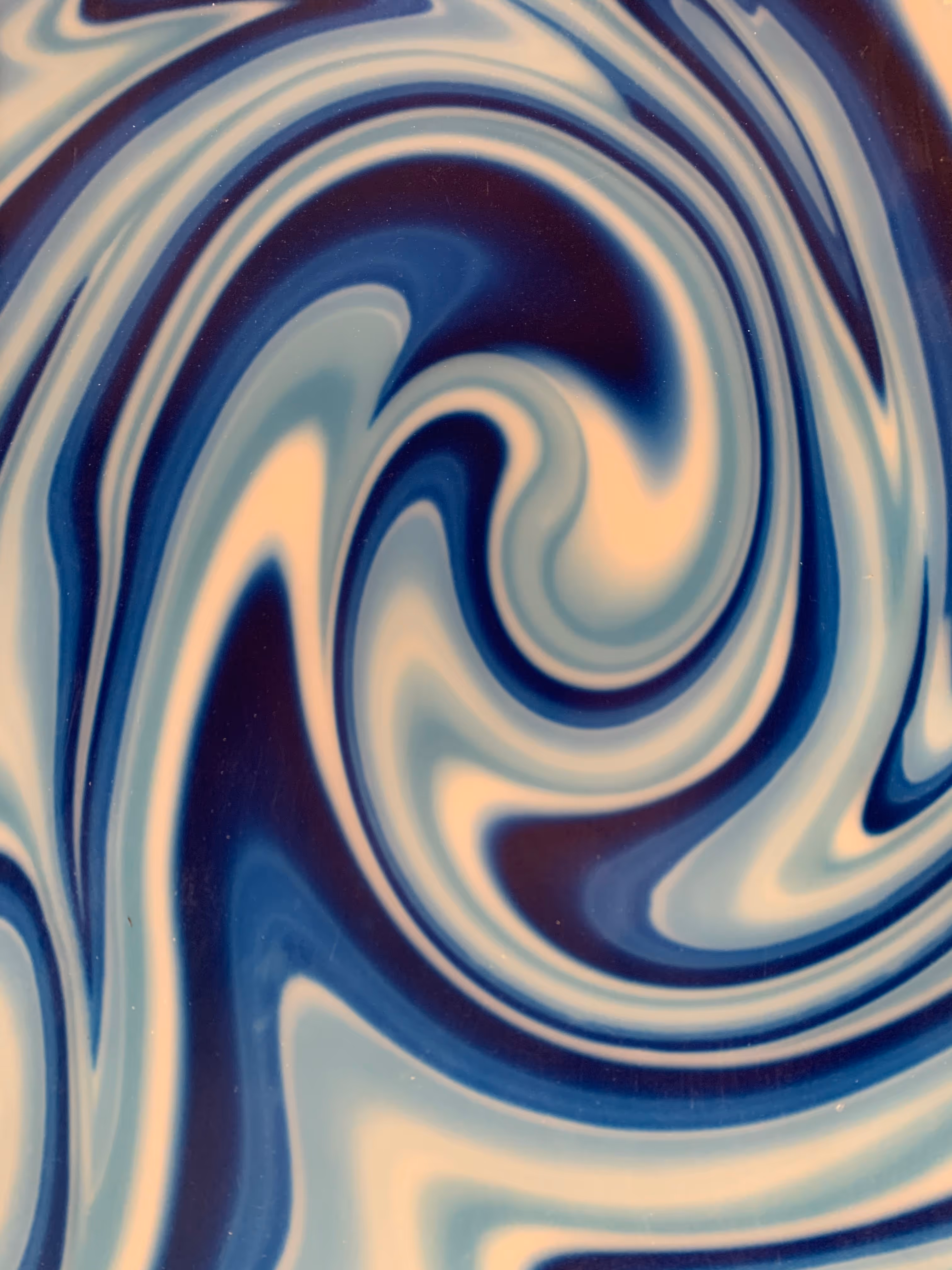 Motif abstrait tourbillonnant avec des nuances de bleu marine, bleu clair et beige pastel.