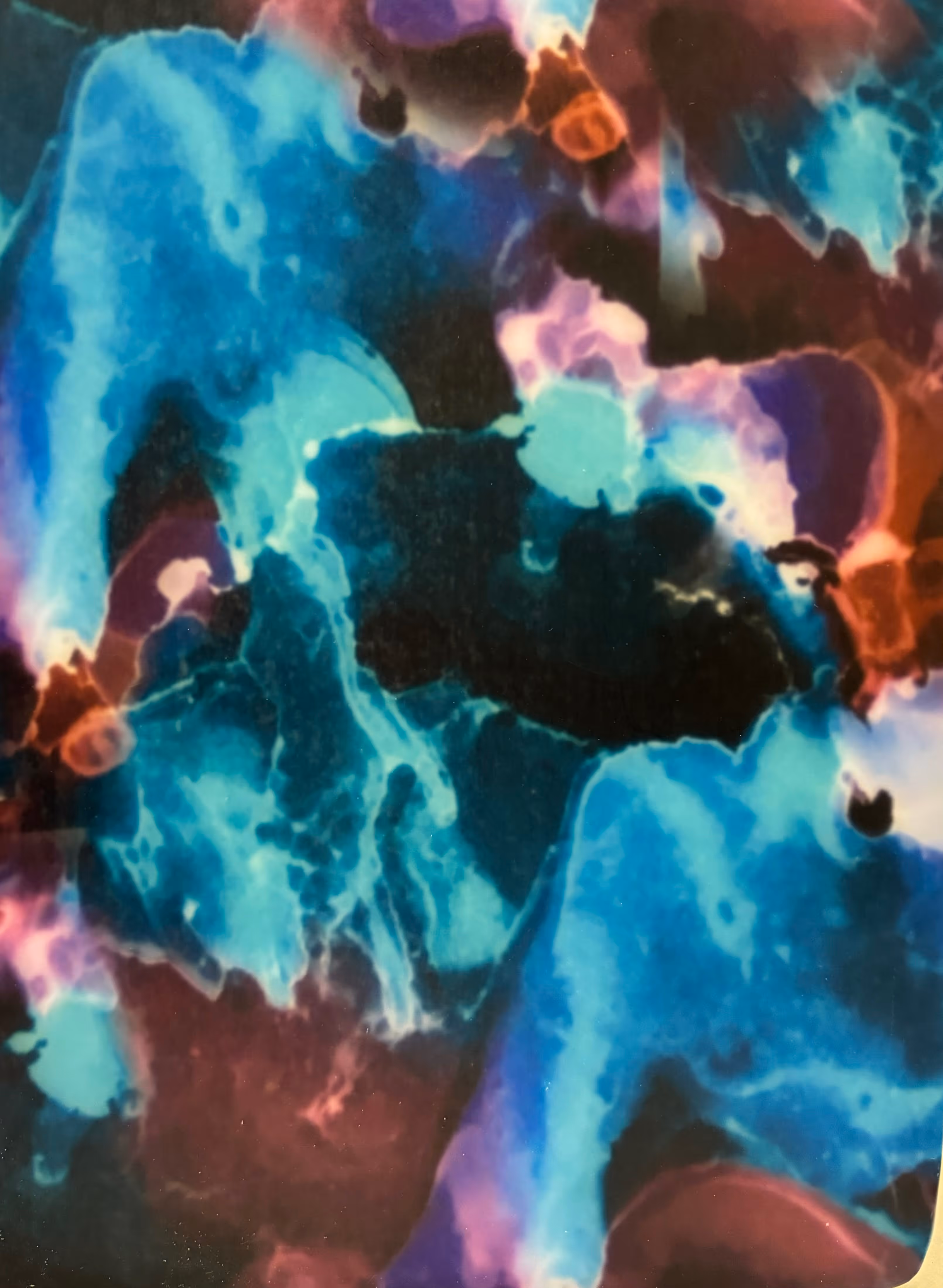 Peinture abstraite colorée en bleu, violet et rouge avec des formes fluides et des éclaboussures lumineuses.