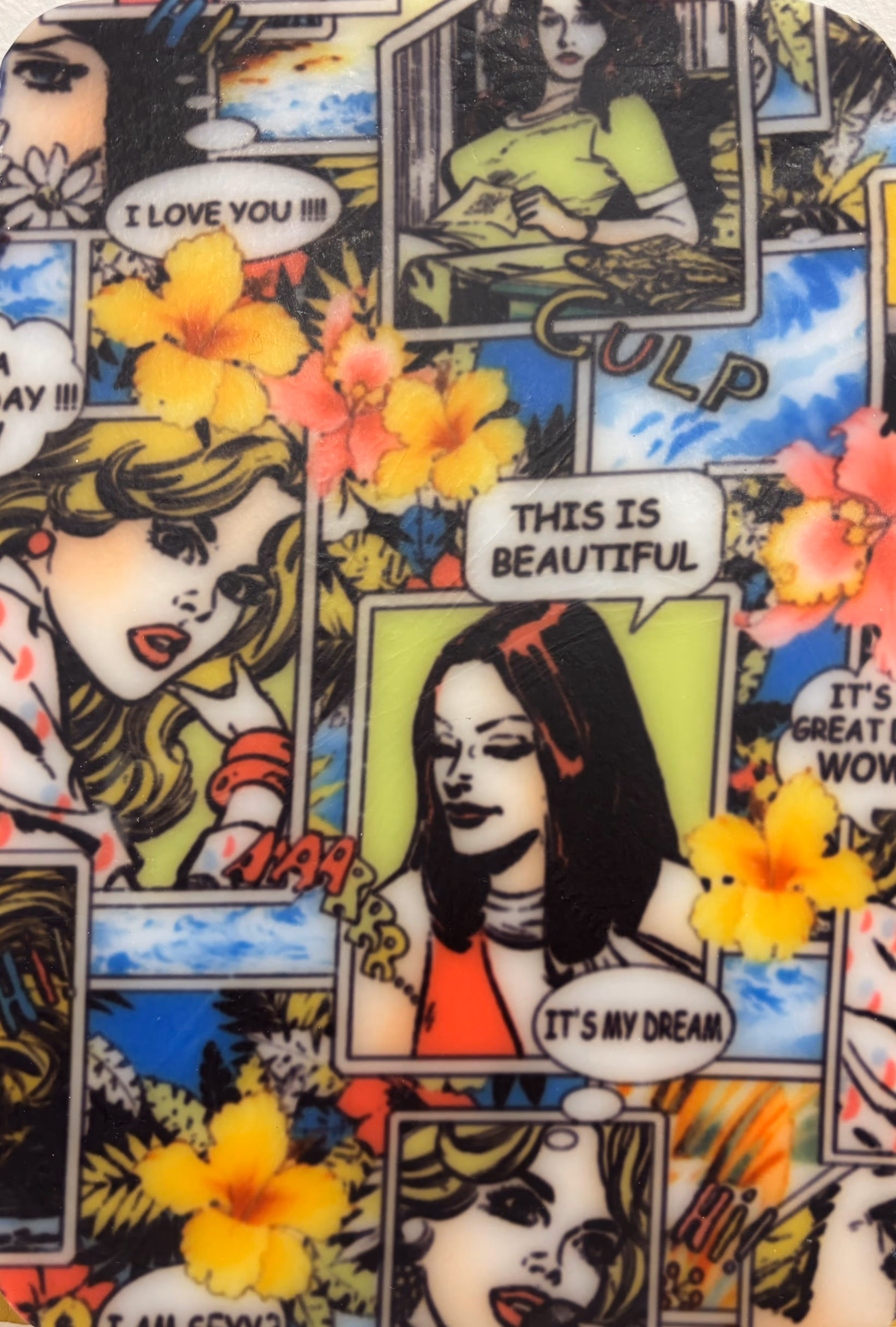 Collage de style bande dessinée avec des personnages féminins, des fleurs colorées, et des bulles de texte exprimant des émotions positives comme 'I LOVE YOU' et 'THIS IS BEAUTIFUL'.