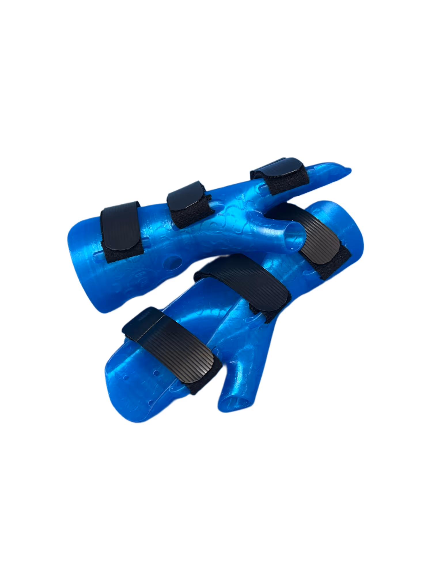 Deux attelles orthopédiques bleues en plastique avec sangles noires ajustables, conçues pour immobiliser les doigts.