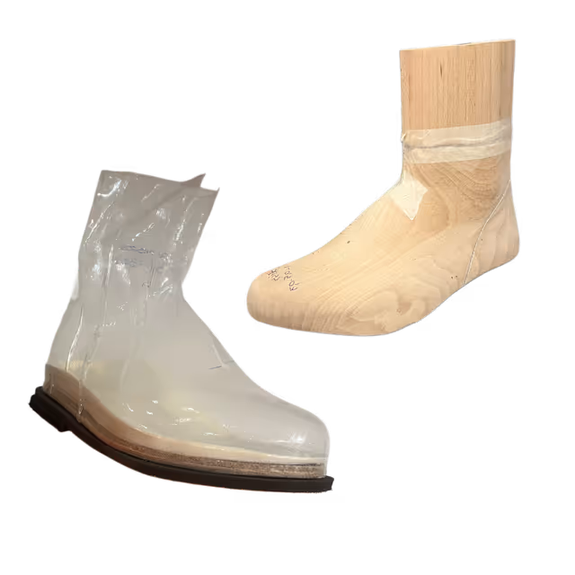 Une forme de chaussure en bois à droite et une forme de chaussure transparente à gauche, utilisées pour la fabrication de chaussures.