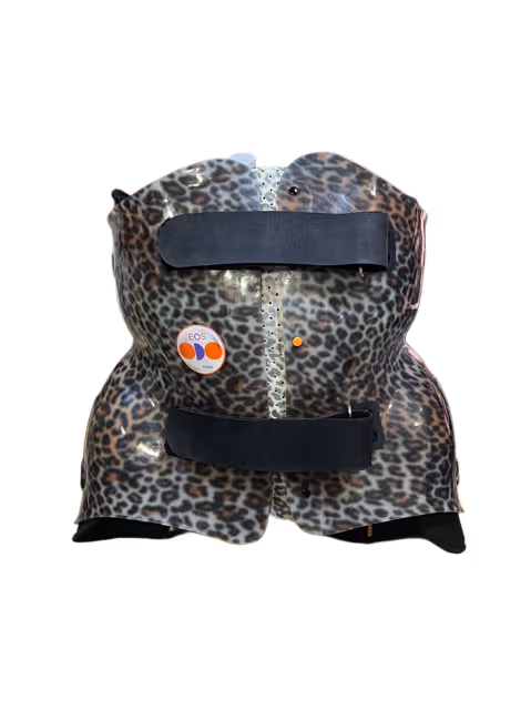 Corset orthopédique imprimé léopard avec deux bandes velcro noires et un logo EOS médical orange et blanc.