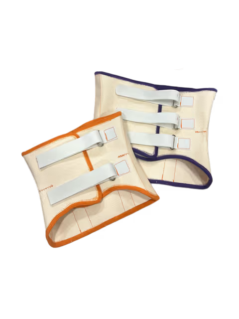 Deux ceintures lombaires de soutien en tissu beige avec bords orange et violet et attaches velcro blanches.