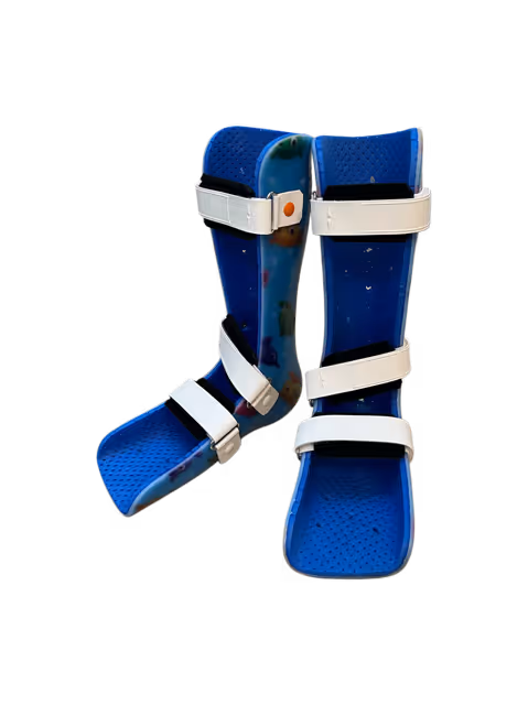 Deux attelles orthopédiques bleues avec des sangles blanches réglables.