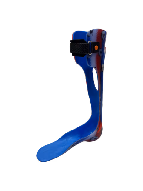 Orthèse plantaire bleu, rouge et blanche avec sangle noire pour le maintien de la cheville.