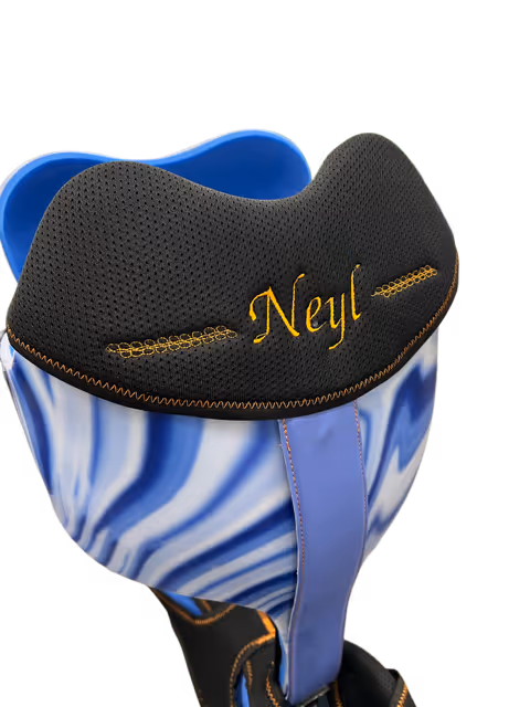 Siège de vélo avec rembourrage noir perforé et inscription jaune "Neyl", coque arrière bleu marbré blanc et bande latérale bleue.