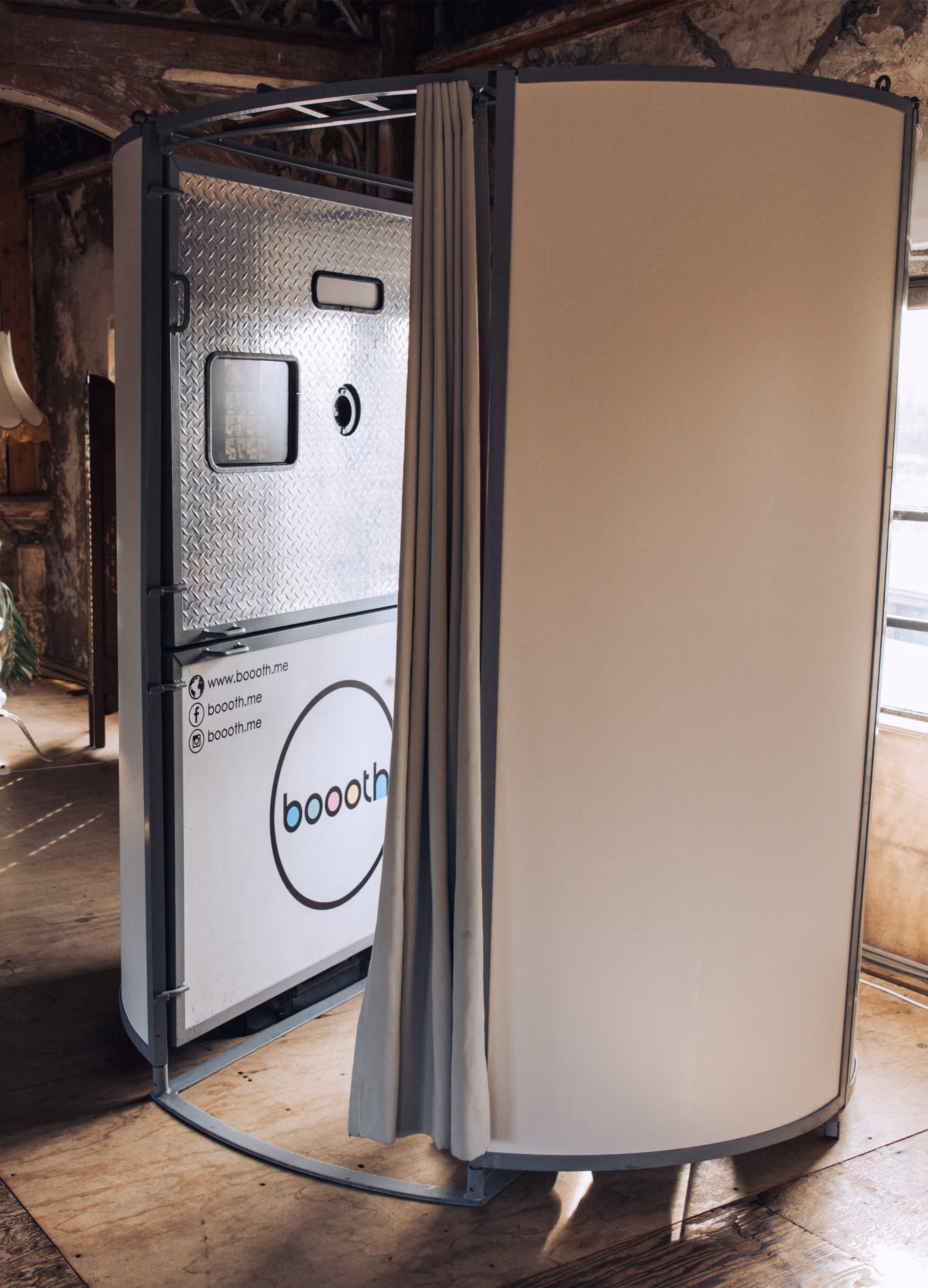 Photo booth in white