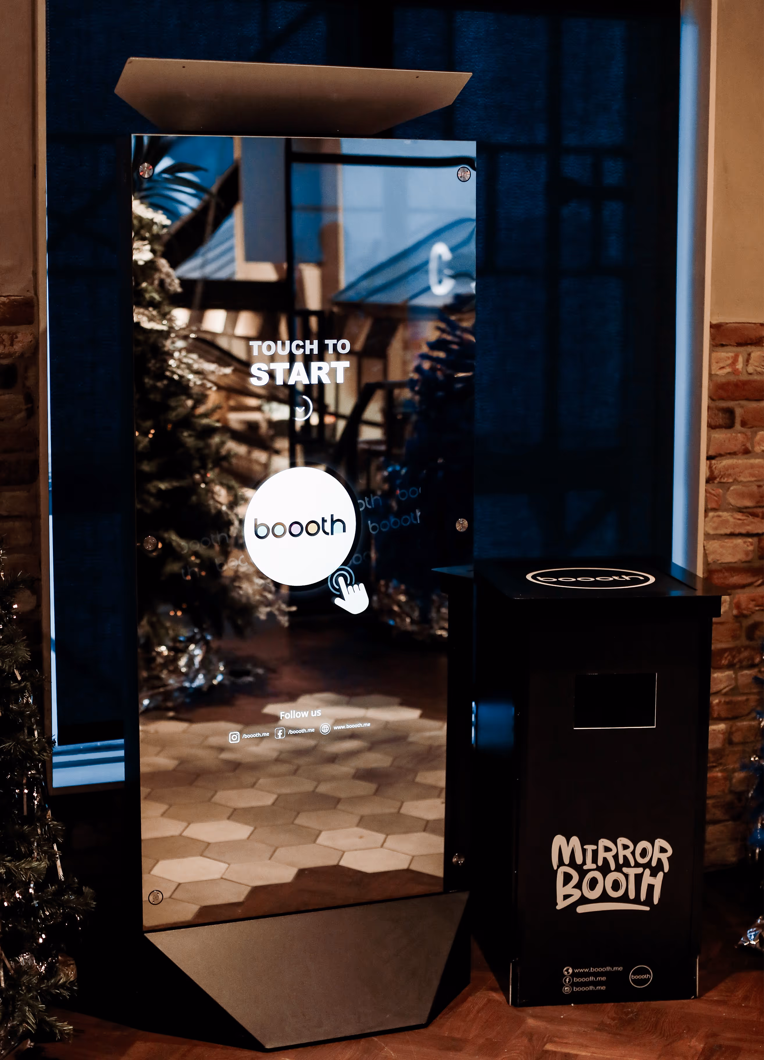 Mirror booth