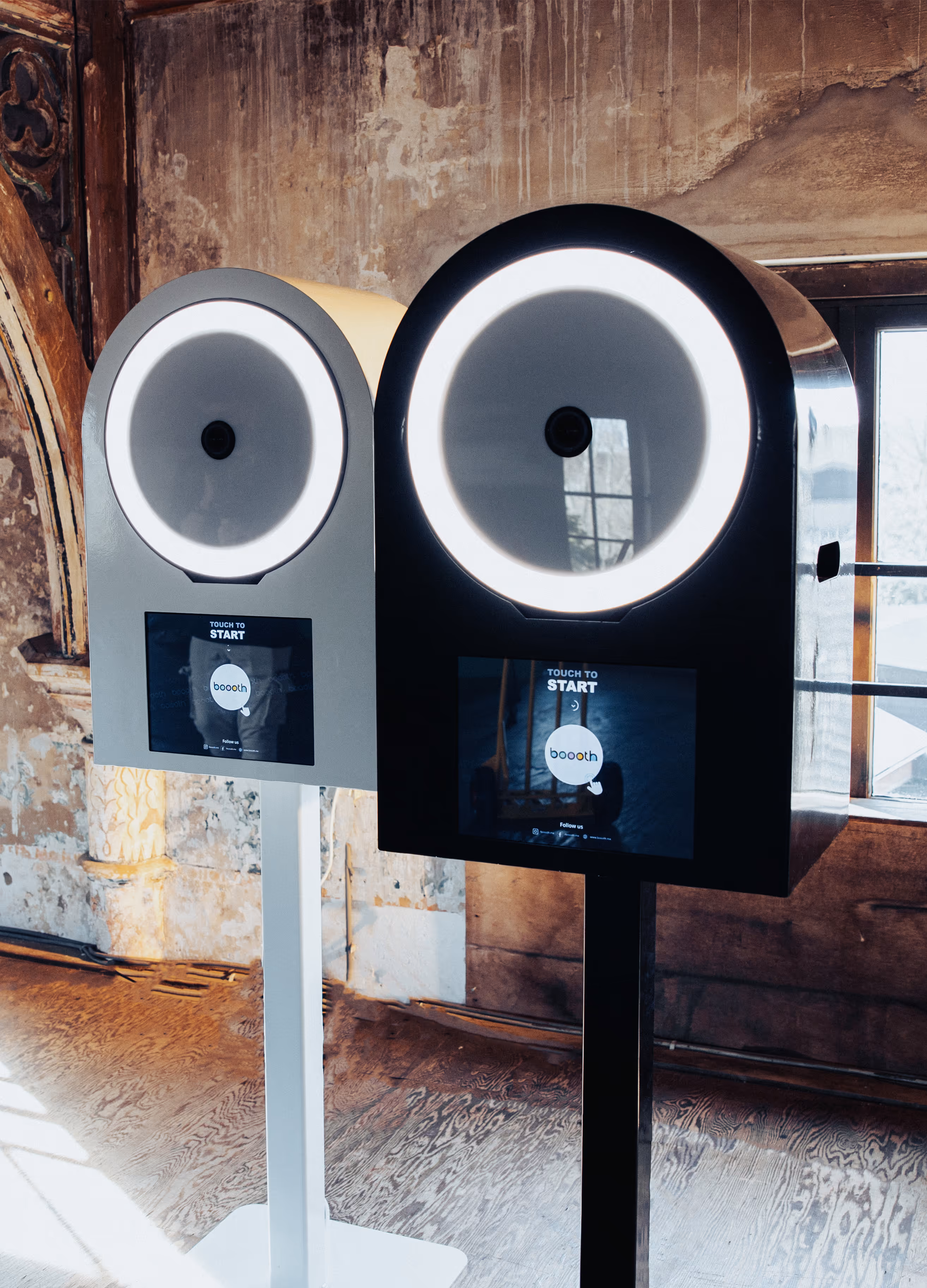 Open air photo booth in white and black