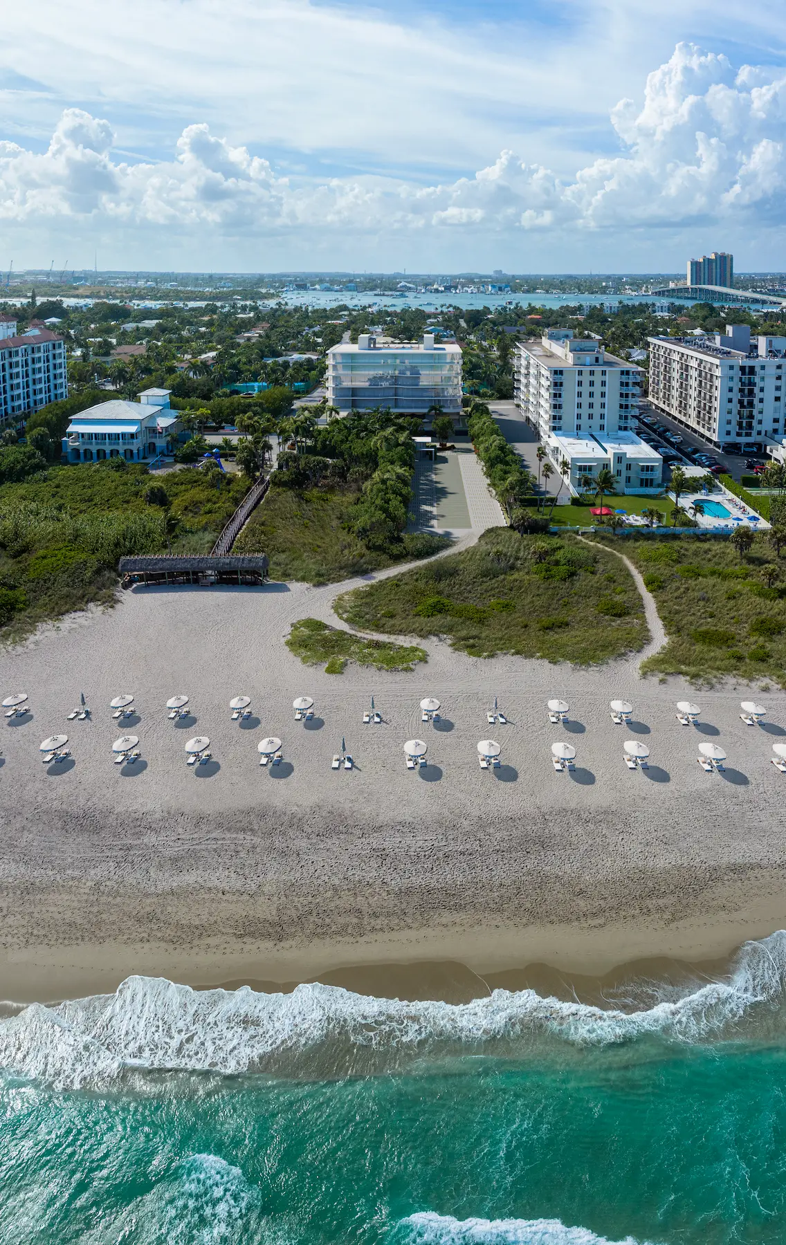 Render of a seaside residence radiating coastal sophistication, with clean lines, natural tones, and expansive ocean views.