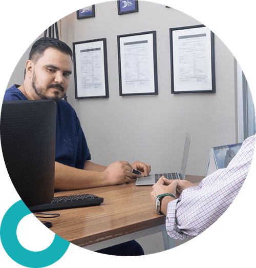 Dr. Daniel Carrillo en consulta