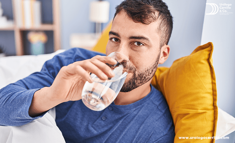 La ingesta de líquidos debe ser mayormente de agua