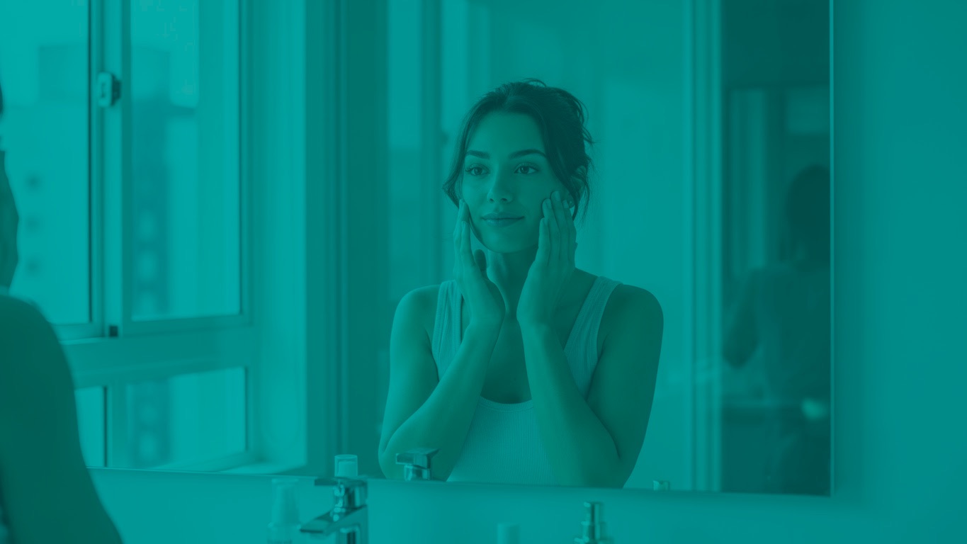 Mulher se preparando para consulta com dermatologista.