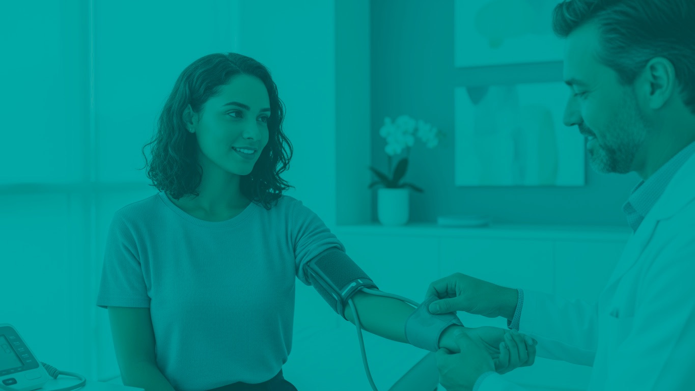 Mulher em uma consulta médica com um cardiologista.