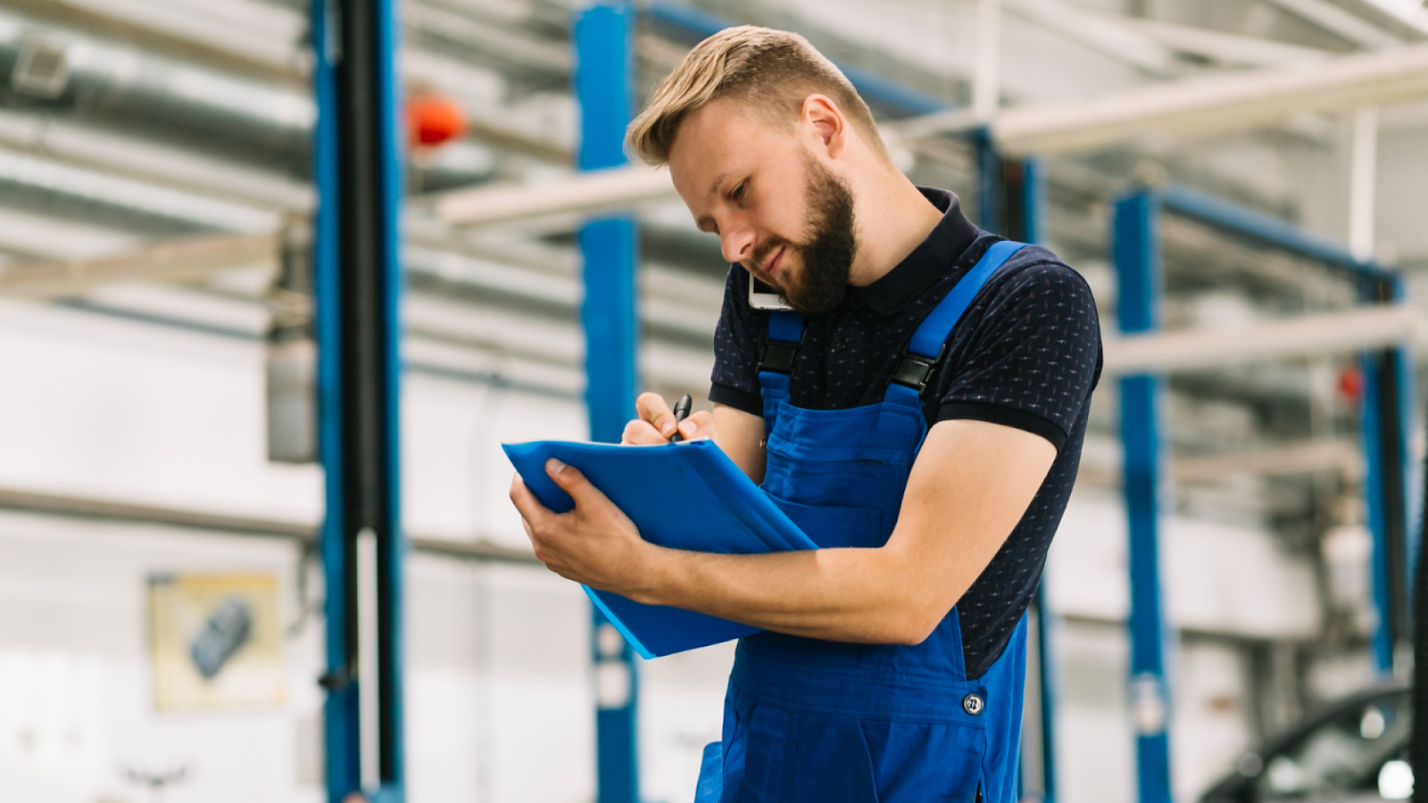 A mechanic records data in a shop to support labor cost management and reduce labor cost risk.