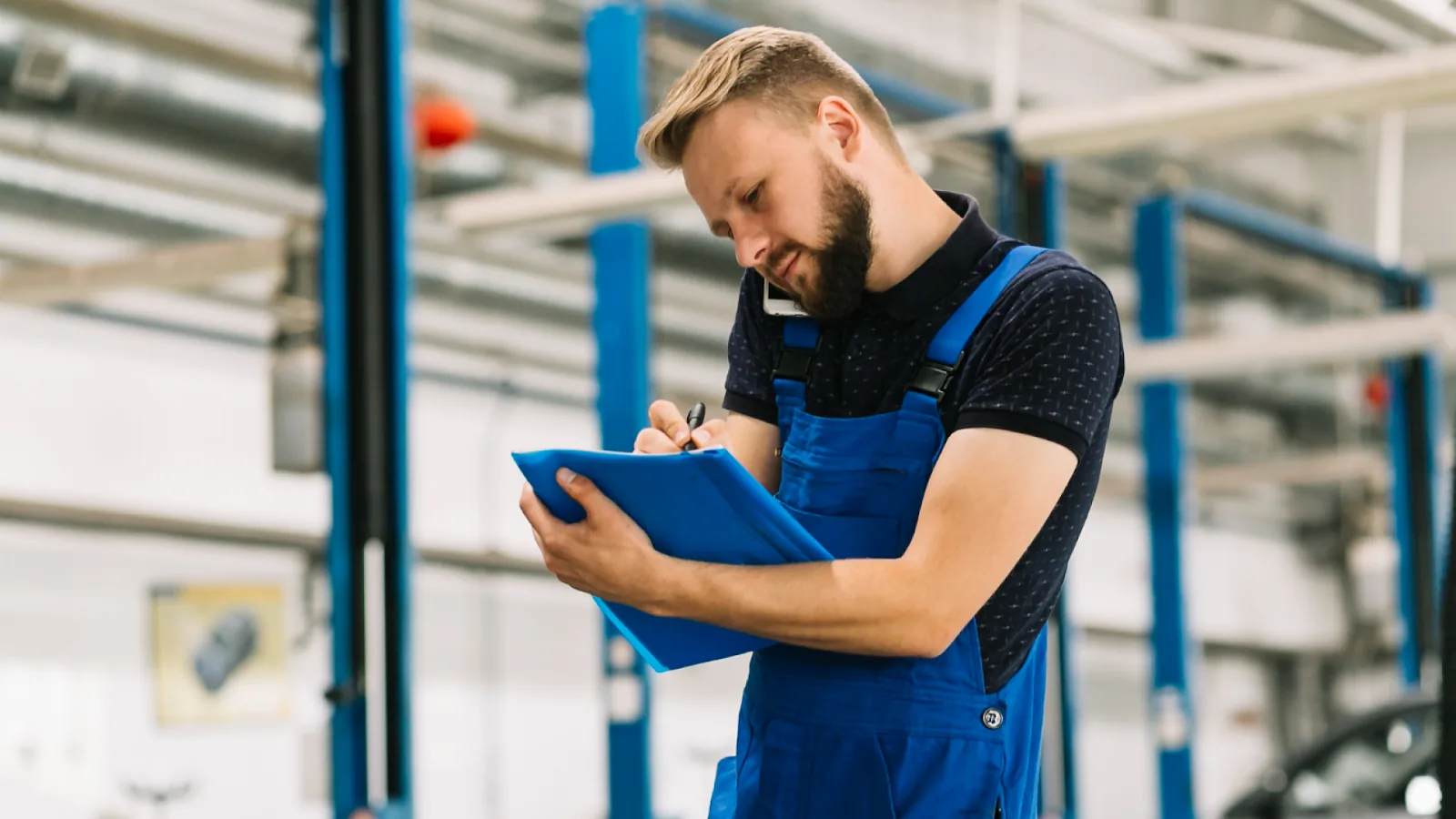 A mechanic records data in a shop to support labor cost management and reduce labor cost risk.