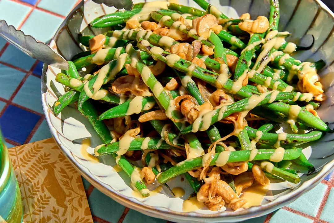 Cooked green bean with dressing and cashews