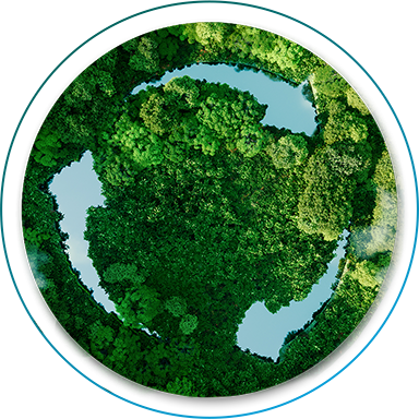 Sicht auf Wald und drei Seen. Vogelperspektive. Die Seen sehen aus wie drei Pfeile und sollen ein Recycling-Logo darstellen. 