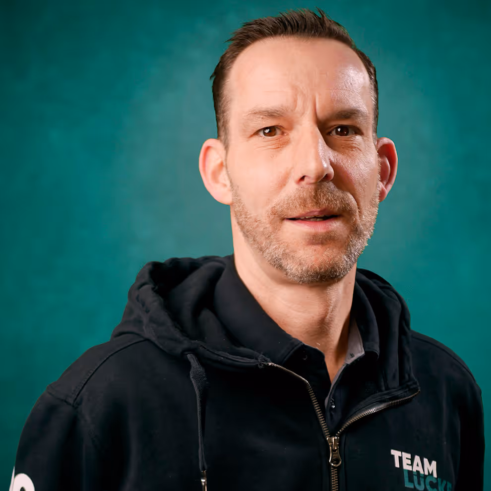 Ein männliches Teammitglied vom Team Folien Luecke.