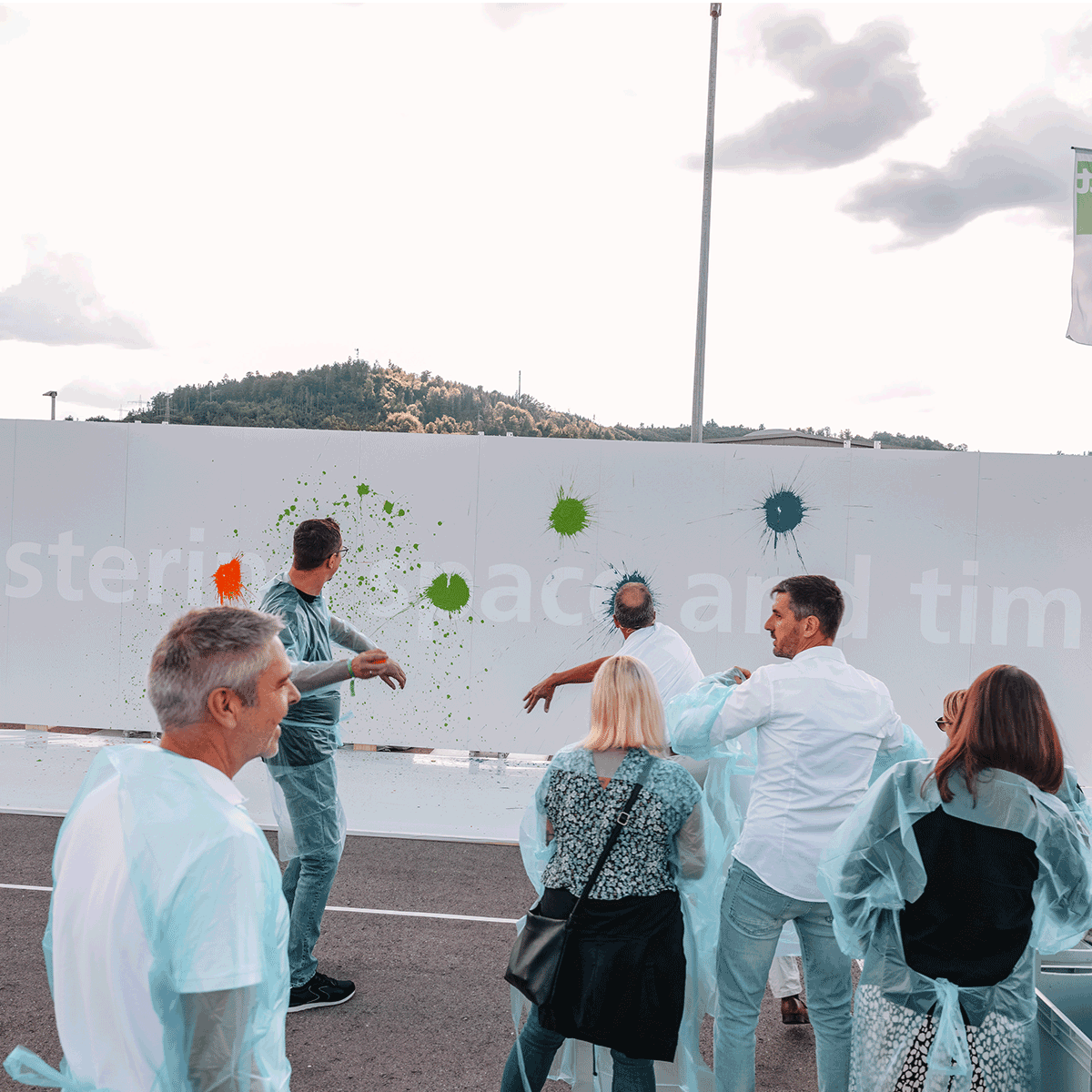 Jubiläumsfestival_95 Jahre Bott DE_KReativiäte bei Bott_600 Farbbeutel schaffen ein Kunstwerk 