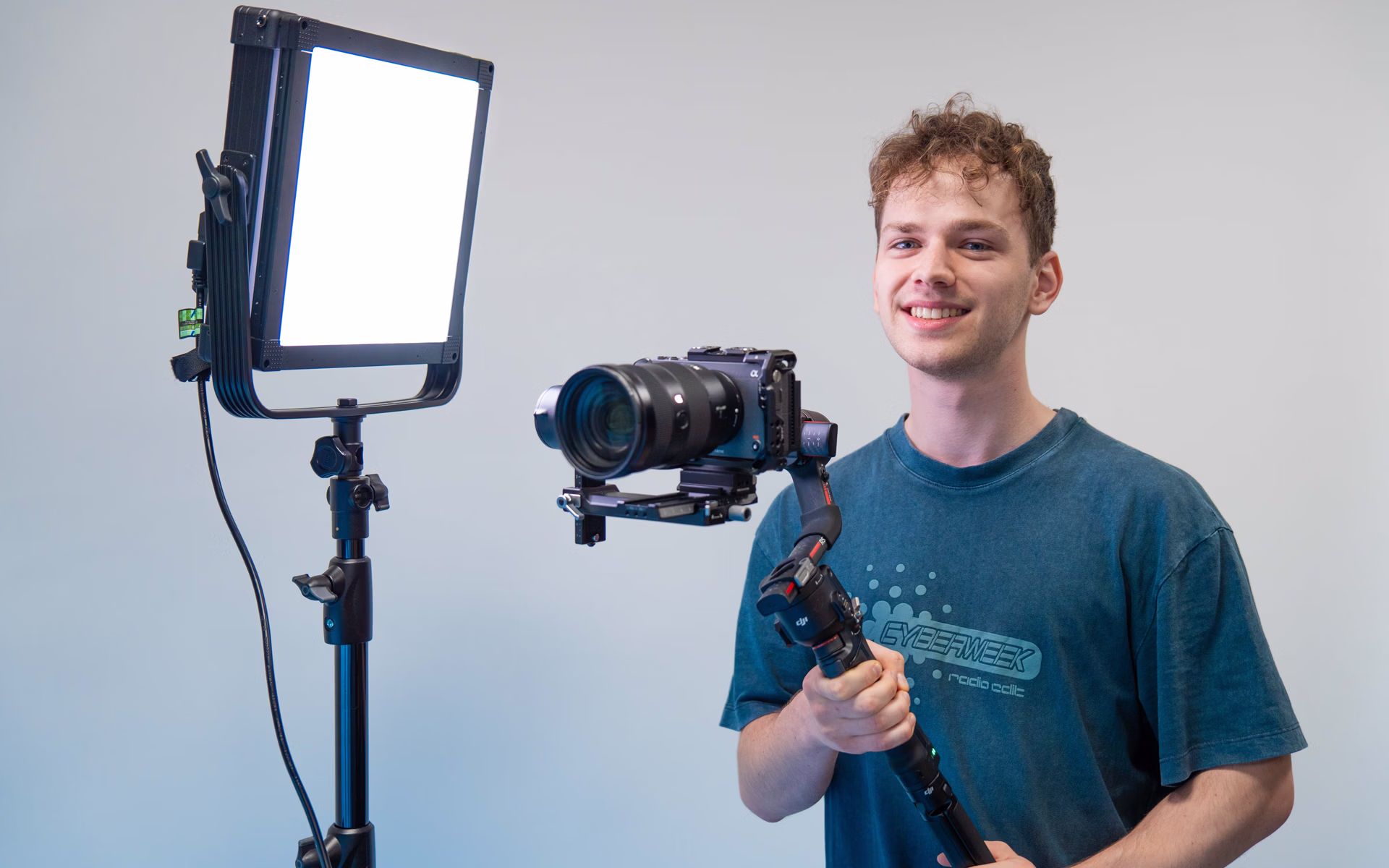 Auszubildender für Mediengestaltung Bild und Ton mit Equipment 