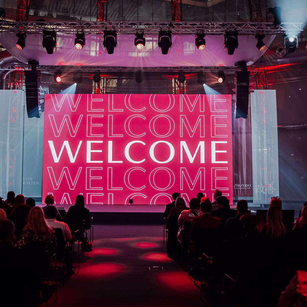 Shiseido Germany_ Januarkonferenz 2026_ Bühne mit Willkommensgruß_ marbetCase 