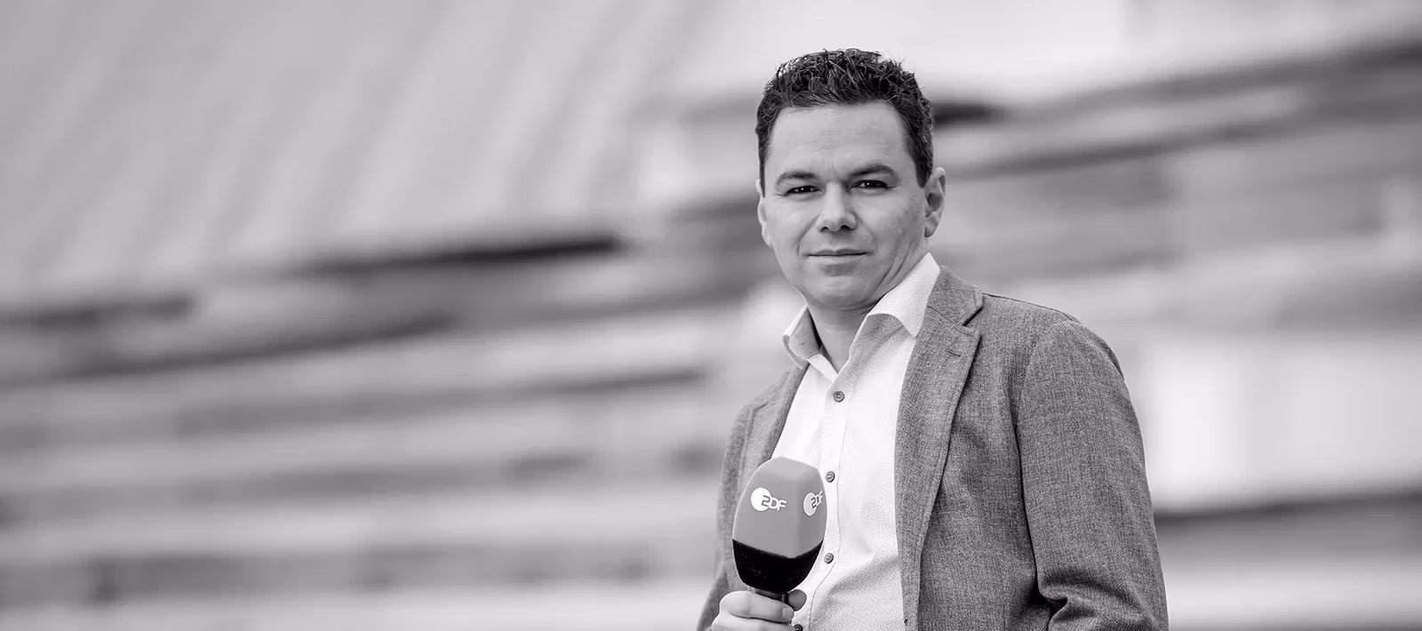 m.next Podcast Gast Oezden Terli_ Bildhintergrund mit KI Bearbeitet